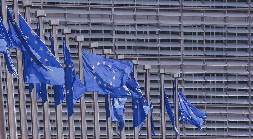 EU-Flaggen vor dem EU-Parlament